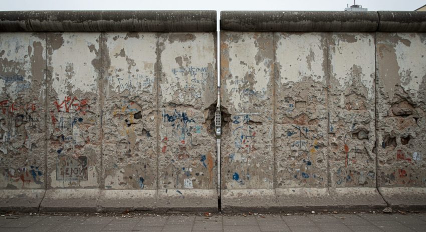 Berlin Duvarının Ardında: Doğu ve Batı Almanyanın Ayak İzleri