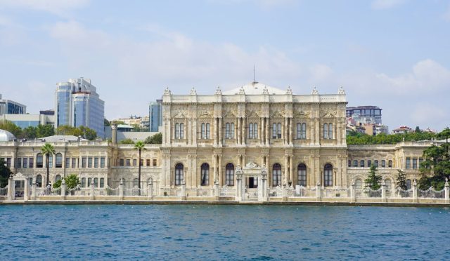 Dolmabahçe Sarayında Devrim Rüzgarları: Meşrutiyetin İzini Sürmek
